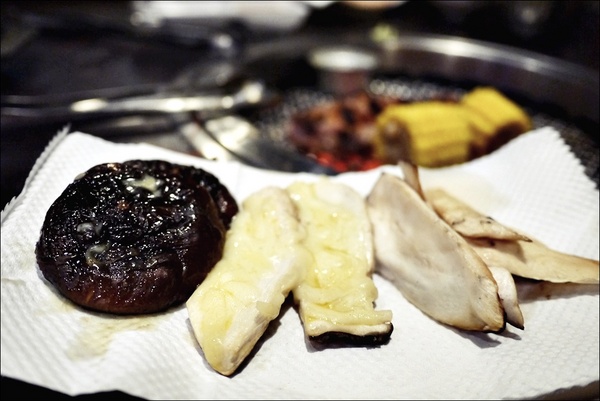 燒肉眾精緻炭火燒肉：烤物有特色、擺盤具匠心，適合上班族的休閒夜烤【燒肉眾精緻炭火燒肉】