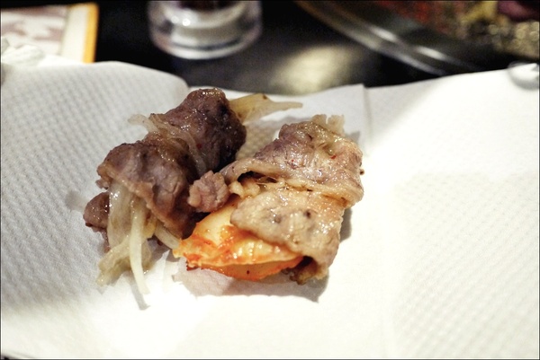 燒肉眾精緻炭火燒肉：烤物有特色、擺盤具匠心，適合上班族的休閒夜烤【燒肉眾精緻炭火燒肉】