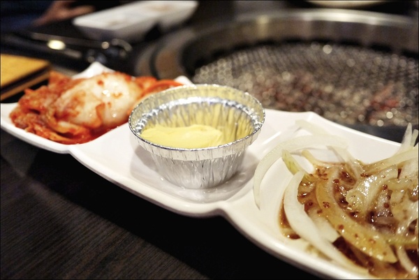 燒肉眾精緻炭火燒肉：烤物有特色、擺盤具匠心，適合上班族的休閒夜烤【燒肉眾精緻炭火燒肉】