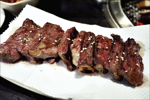 燒肉眾精緻炭火燒肉：烤物有特色、擺盤具匠心，適合上班族的休閒夜烤【燒肉眾精緻炭火燒肉】