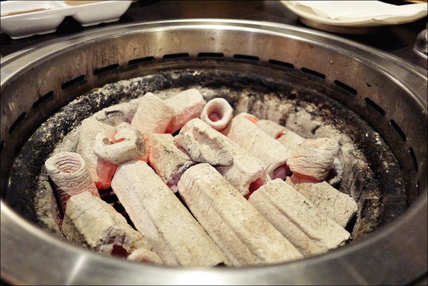 燒肉眾精緻炭火燒肉：烤物有特色、擺盤具匠心，適合上班族的休閒夜烤【燒肉眾精緻炭火燒肉】