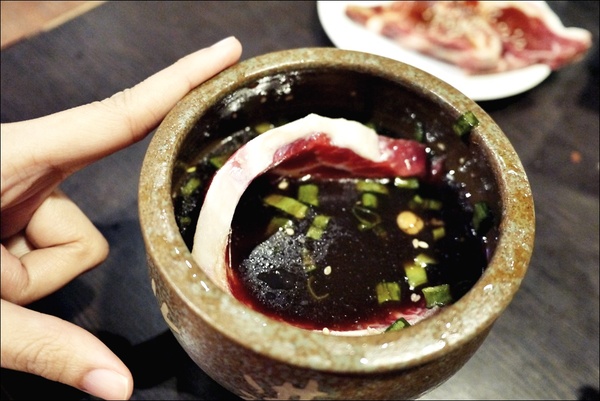 燒肉眾精緻炭火燒肉：烤物有特色、擺盤具匠心，適合上班族的休閒夜烤【燒肉眾精緻炭火燒肉】