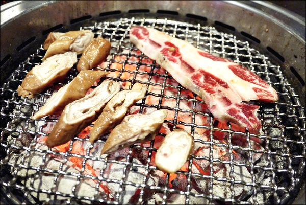 燒肉眾精緻炭火燒肉：烤物有特色、擺盤具匠心，適合上班族的休閒夜烤【燒肉眾精緻炭火燒肉】