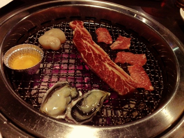 燒肉眾精緻炭火燒肉：海鮮CP值高到想在店裡轉圈圈之【燒肉眾】