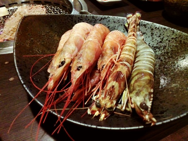 燒肉眾精緻炭火燒肉：海鮮CP值高到想在店裡轉圈圈之【燒肉眾】