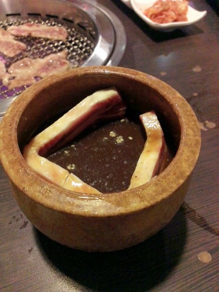 燒肉眾精緻炭火燒肉：海鮮CP值高到想在店裡轉圈圈之【燒肉眾】