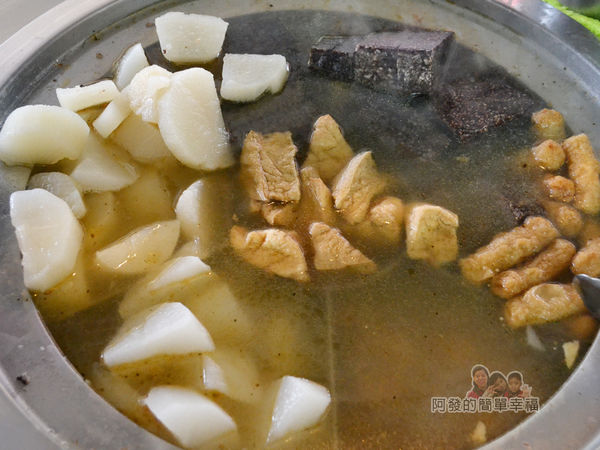 黃石市場-北門田不辣04-大湯鍋中的甜不辣