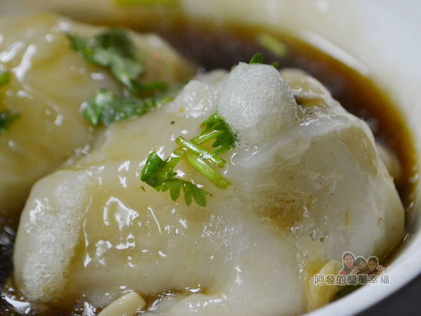 黑肉圓14-淋上些蒜泥