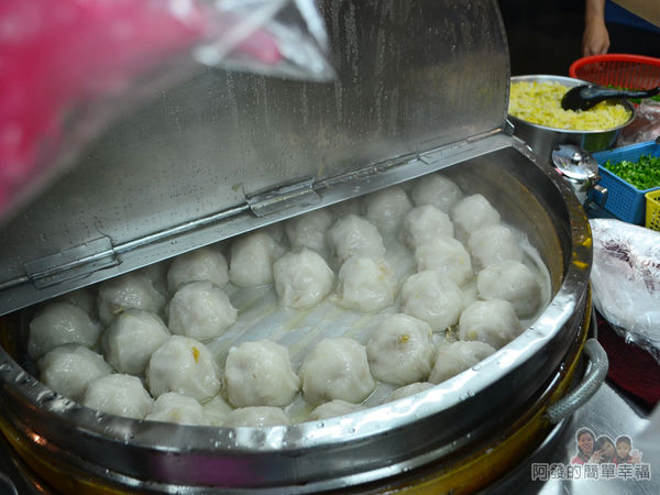 黑肉圓06-攤車上的蒸肉圓