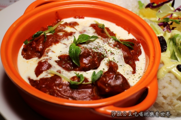 上癮異國小廚:拉出100公分的起司『上癮異國小廚』二個七年級女生的店/板橋車站/異國料理