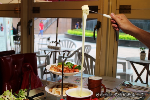 上癮異國小廚:拉出100公分的起司『上癮異國小廚』二個七年級女生的店/板橋車站/異國料理