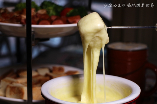 上癮異國小廚:拉出100公分的起司『上癮異國小廚』二個七年級女生的店/板橋車站/異國料理