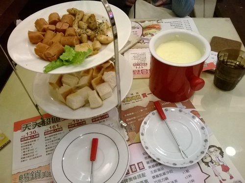 上癮異國小廚:你儂我儂的瑞士起司鍋&新北市政府marry christmas~上癮異國小廚