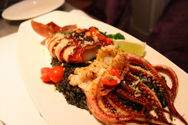 里約歐義廚房(板橋店)：[台北]不可置信! 一整隻魷魚上菜了!!!!