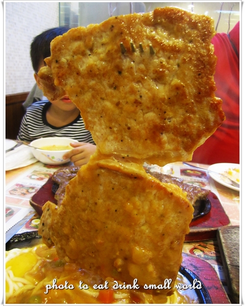 蔡家牛排:比鐵板還大的牛排吃起來真過癮