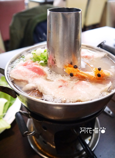 普園北平餡餅粥店：【永安市場│中式】湯汁一直流！爆炸湯汁小龍包，CP值高的酸菜白肉火鍋大推薦『普園北平餡餅粥』