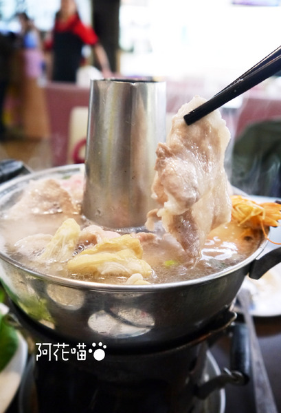 普園北平餡餅粥店：【永安市場│中式】湯汁一直流！爆炸湯汁小龍包，CP值高的酸菜白肉火鍋大推薦『普園北平餡餅粥』