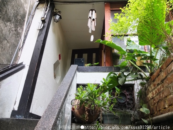 窄門咖啡：【美食特搜。台南中西區】窄門咖啡。寬度38公分的窄門巷子 懷舊復古的老屋風貌