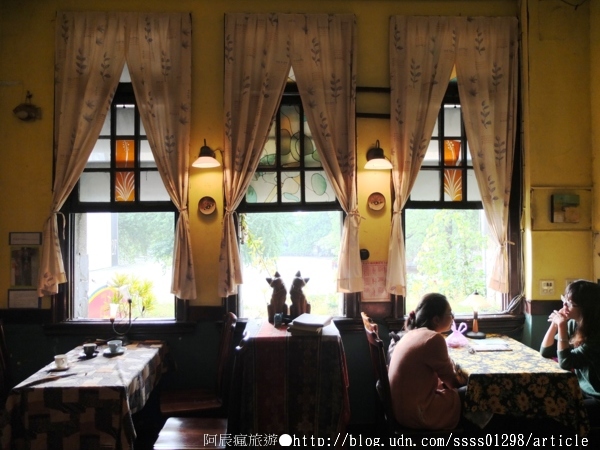 窄門咖啡：【美食特搜。台南中西區】窄門咖啡。寬度38公分的窄門巷子 懷舊復古的老屋風貌