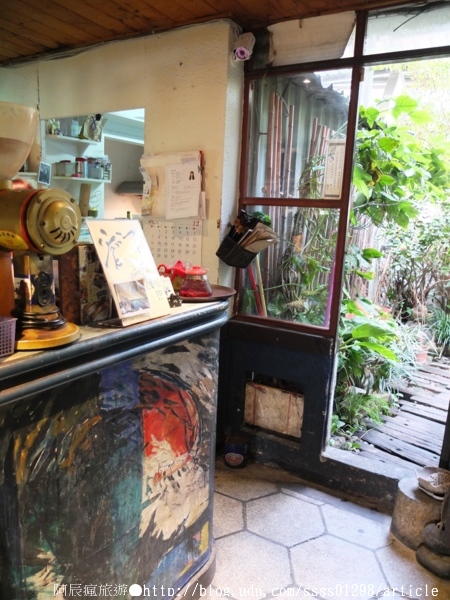 窄門咖啡：【美食特搜。台南中西區】窄門咖啡。寬度38公分的窄門巷子 懷舊復古的老屋風貌