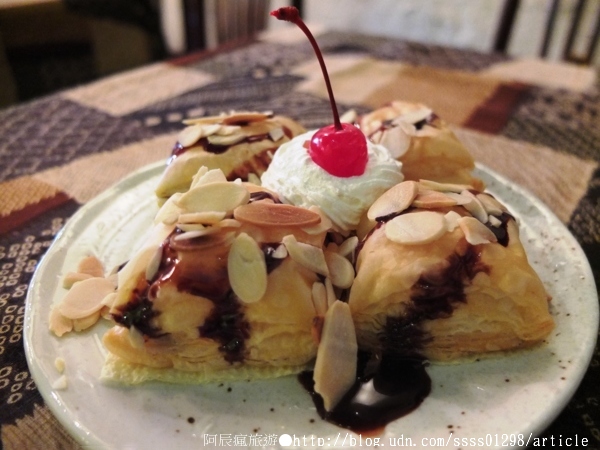 窄門咖啡：【美食特搜。台南中西區】窄門咖啡。寬度38公分的窄門巷子 懷舊復古的老屋風貌