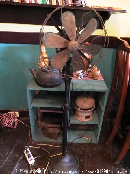 窄門咖啡：【美食特搜。台南中西區】窄門咖啡。寬度38公分的窄門巷子 懷舊復古的老屋風貌