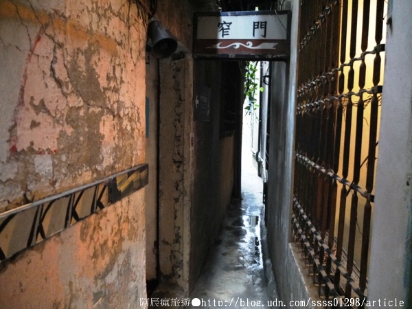 窄門咖啡：【美食特搜。台南中西區】窄門咖啡。寬度38公分的窄門巷子 懷舊復古的老屋風貌