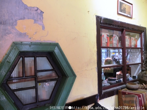 窄門咖啡：【美食特搜。台南中西區】窄門咖啡。寬度38公分的窄門巷子 懷舊復古的老屋風貌