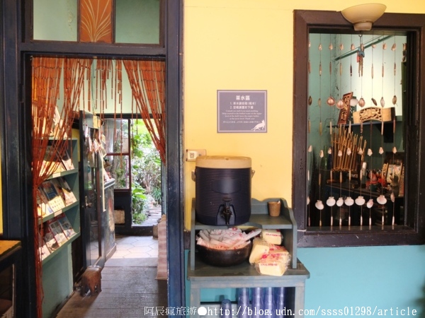 窄門咖啡：【美食特搜。台南中西區】窄門咖啡。寬度38公分的窄門巷子 懷舊復古的老屋風貌