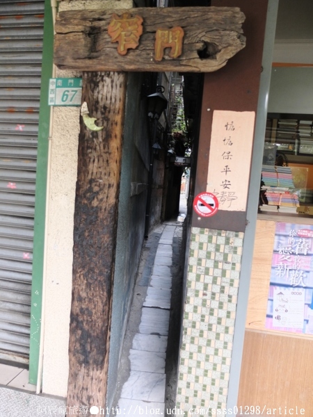 窄門咖啡：【美食特搜。台南中西區】窄門咖啡。寬度38公分的窄門巷子 懷舊復古的老屋風貌