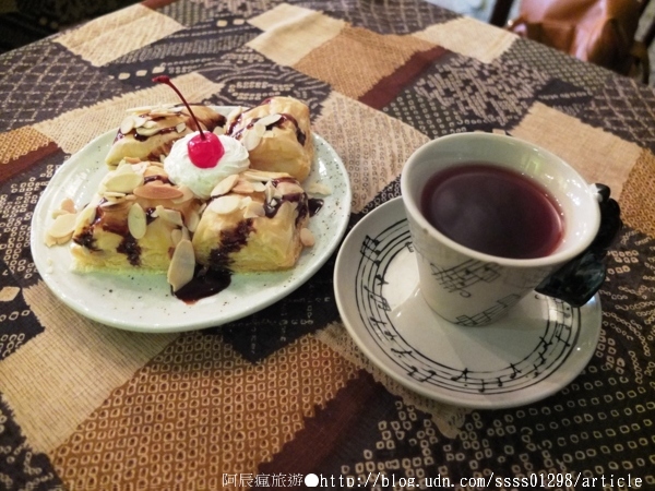 窄門咖啡：【美食特搜。台南中西區】窄門咖啡。寬度38公分的窄門巷子 懷舊復古的老屋風貌