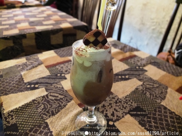 窄門咖啡：【美食特搜。台南中西區】窄門咖啡。寬度38公分的窄門巷子 懷舊復古的老屋風貌