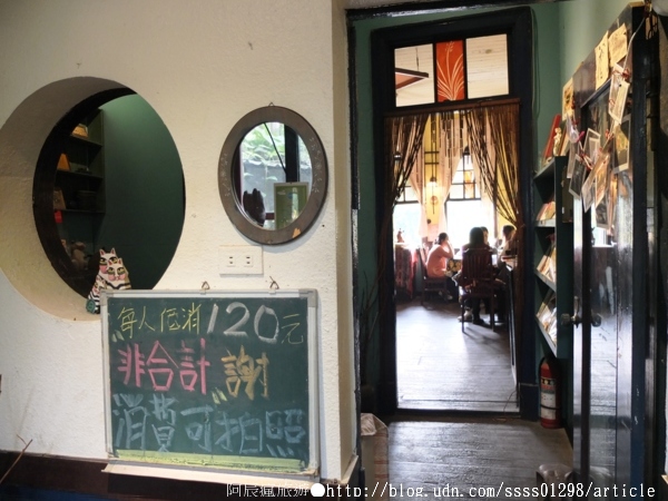 窄門咖啡：【美食特搜。台南中西區】窄門咖啡。寬度38公分的窄門巷子 懷舊復古的老屋風貌