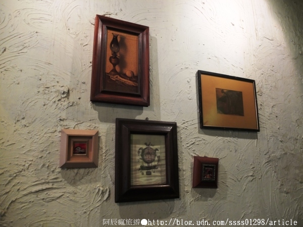 窄門咖啡：【美食特搜。台南中西區】窄門咖啡。寬度38公分的窄門巷子 懷舊復古的老屋風貌