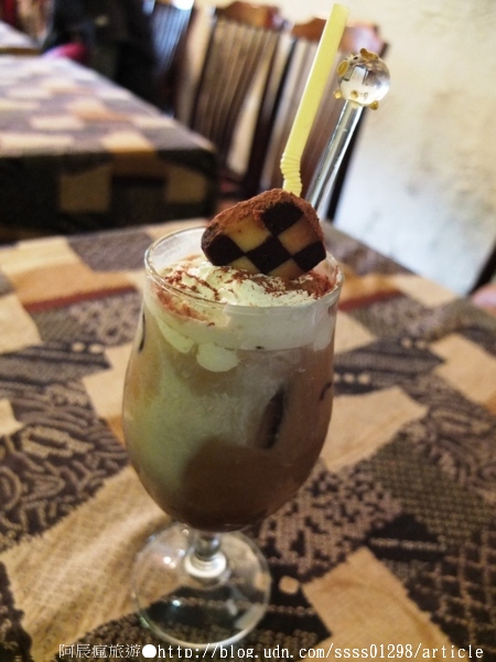 窄門咖啡：【美食特搜。台南中西區】窄門咖啡。寬度38公分的窄門巷子 懷舊復古的老屋風貌