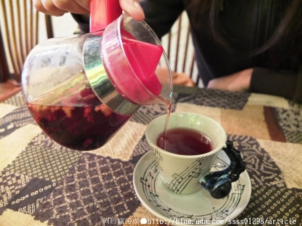 窄門咖啡：【美食特搜。台南中西區】窄門咖啡。寬度38公分的窄門巷子 懷舊復古的老屋風貌