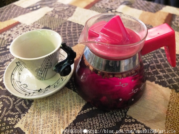 窄門咖啡：【美食特搜。台南中西區】窄門咖啡。寬度38公分的窄門巷子 懷舊復古的老屋風貌