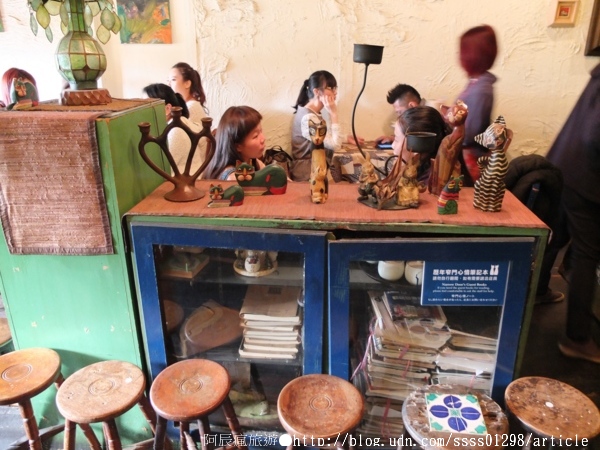 窄門咖啡：【美食特搜。台南中西區】窄門咖啡。寬度38公分的窄門巷子 懷舊復古的老屋風貌