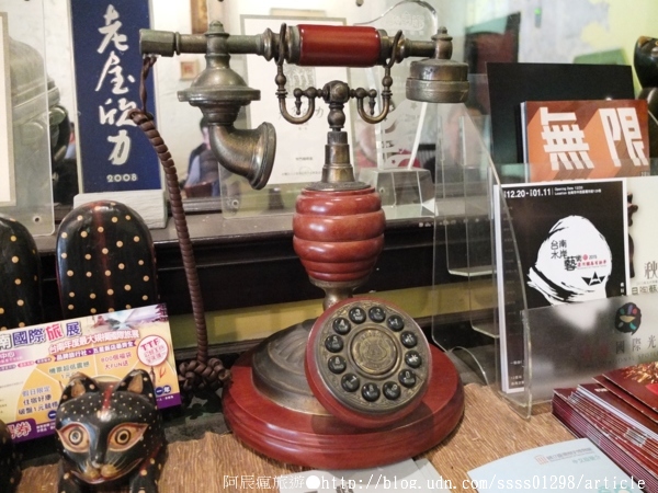 窄門咖啡：【美食特搜。台南中西區】窄門咖啡。寬度38公分的窄門巷子 懷舊復古的老屋風貌