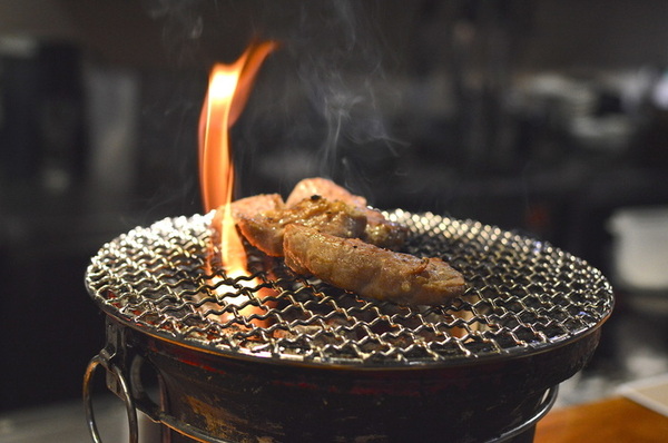 燒肉一筋: W小姐旅行畫報/ 新北|食記 燒肉一筋三重自強店 東區串場兄弟店 適合小聚的精緻單點式燒肉 食材高級新鮮 店員親切 完美的宵夜檔