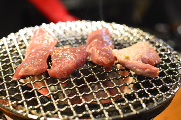 燒肉一筋: W小姐旅行畫報/ 新北|食記 燒肉一筋三重自強店 東區串場兄弟店 適合小聚的精緻單點式燒肉 食材高級新鮮 店員親切 完美的宵夜檔