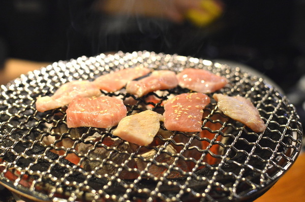 燒肉一筋: W小姐旅行畫報/ 新北|食記 燒肉一筋三重自強店 東區串場兄弟店 適合小聚的精緻單點式燒肉 食材高級新鮮 店員親切 完美的宵夜檔