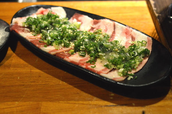 燒肉一筋: W小姐旅行畫報/ 新北|食記 燒肉一筋三重自強店 東區串場兄弟店 適合小聚的精緻單點式燒肉 食材高級新鮮 店員親切 完美的宵夜檔