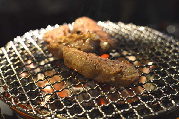 燒肉一筋: W小姐旅行畫報/ 新北|食記 燒肉一筋三重自強店 東區串場兄弟店 適合小聚的精緻單點式燒肉 食材高級新鮮 店員親切 完美的宵夜檔