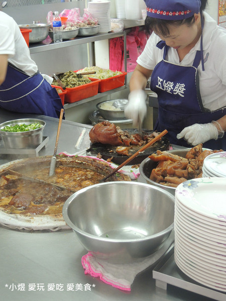 五燈獎豬腳：五燈獎豬腳(三重店)---皮Q肉嫩，用豬腳皮做的滷肉飯你吃過嗎？？？