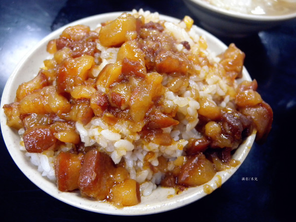 今大魯肉飯:【新北市三重區。小吃】今大魯肉飯 三重在地人的好滋味 魯肉飯好好吃! 價錢親民 愛吃滷肉飯者不可錯過