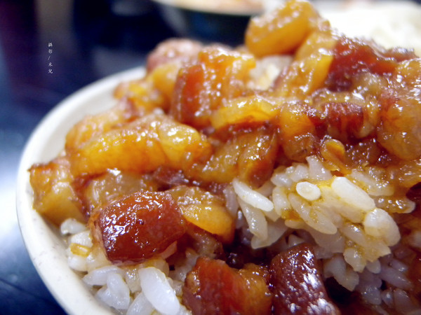 今大魯肉飯:【新北市三重區。小吃】今大魯肉飯 三重在地人的好滋味 魯肉飯好好吃! 價錢親民 愛吃滷肉飯者不可錯過