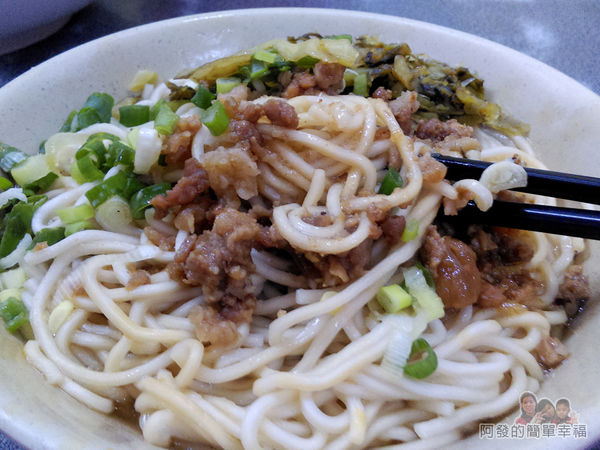 呷霸牛肉麵15-乾細麵(中)-特寫.jpg