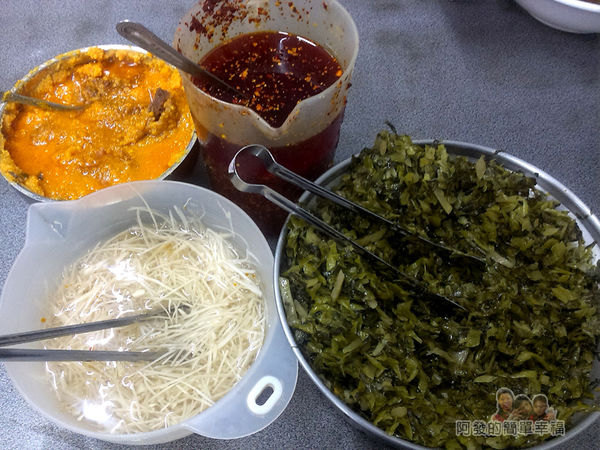 呷霸牛肉麵06-桌上的醬料.jpg