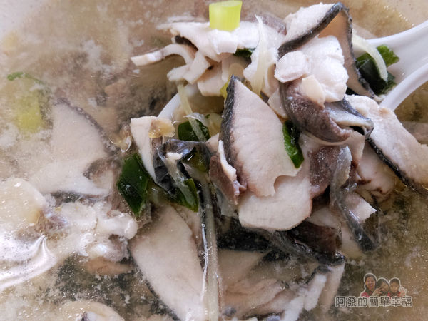 魯肉發無刺虱目魚粥12-魚肉湯特寫